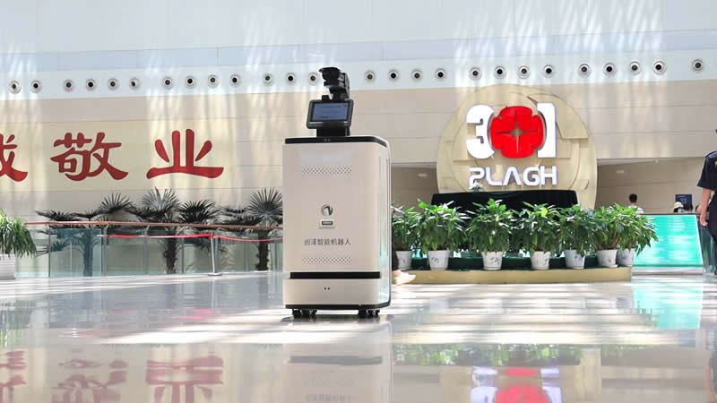 測溫消毒機(jī)器人在301大廳巡視