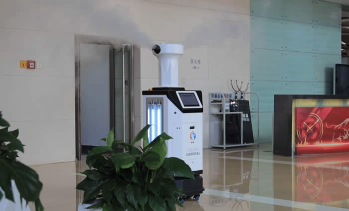 云南省消毒機器人利用霧化進行辦公區(qū)域消殺作業(yè)圖片