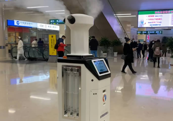 室內(nèi)霧化消毒機器人在醫(yī)院消毒場景圖