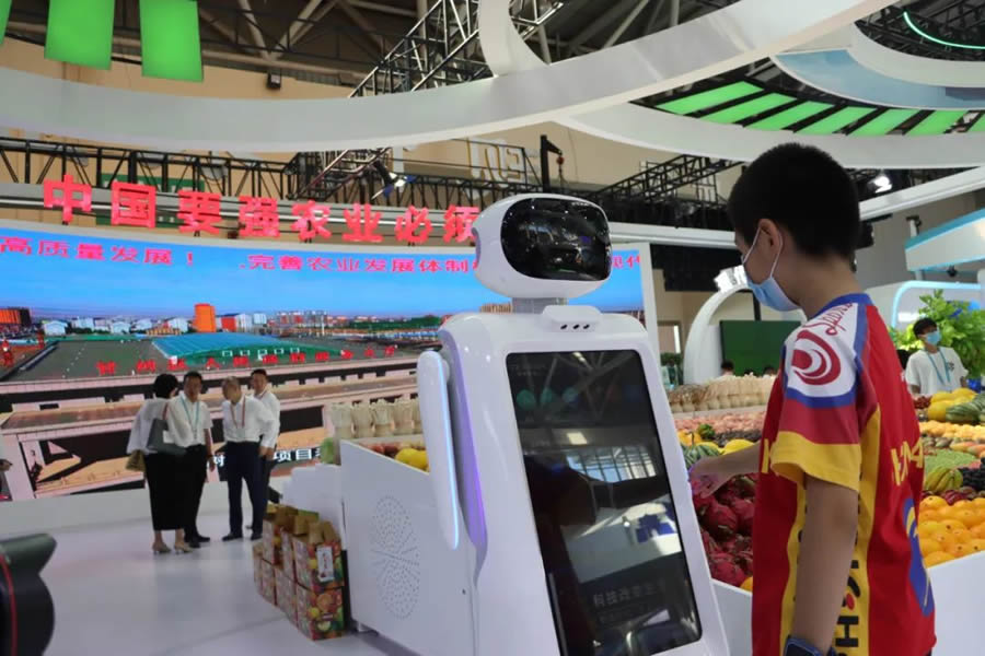 創(chuàng)澤大屏商用機器人用戶使用圖片